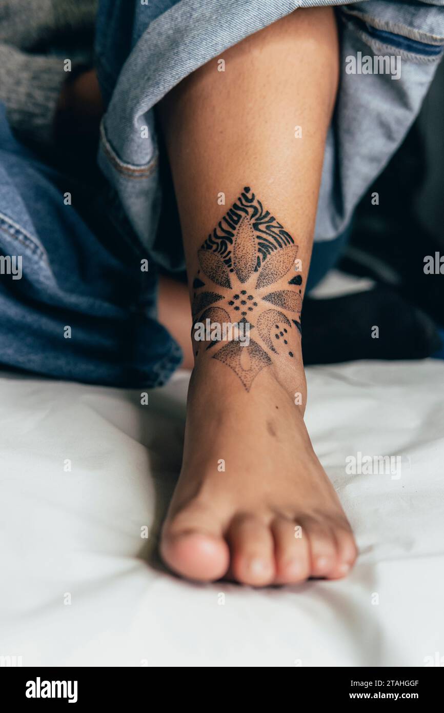 Tattoo foot tattoo immagini e fotografie stock ad alta risoluzione - Alamy