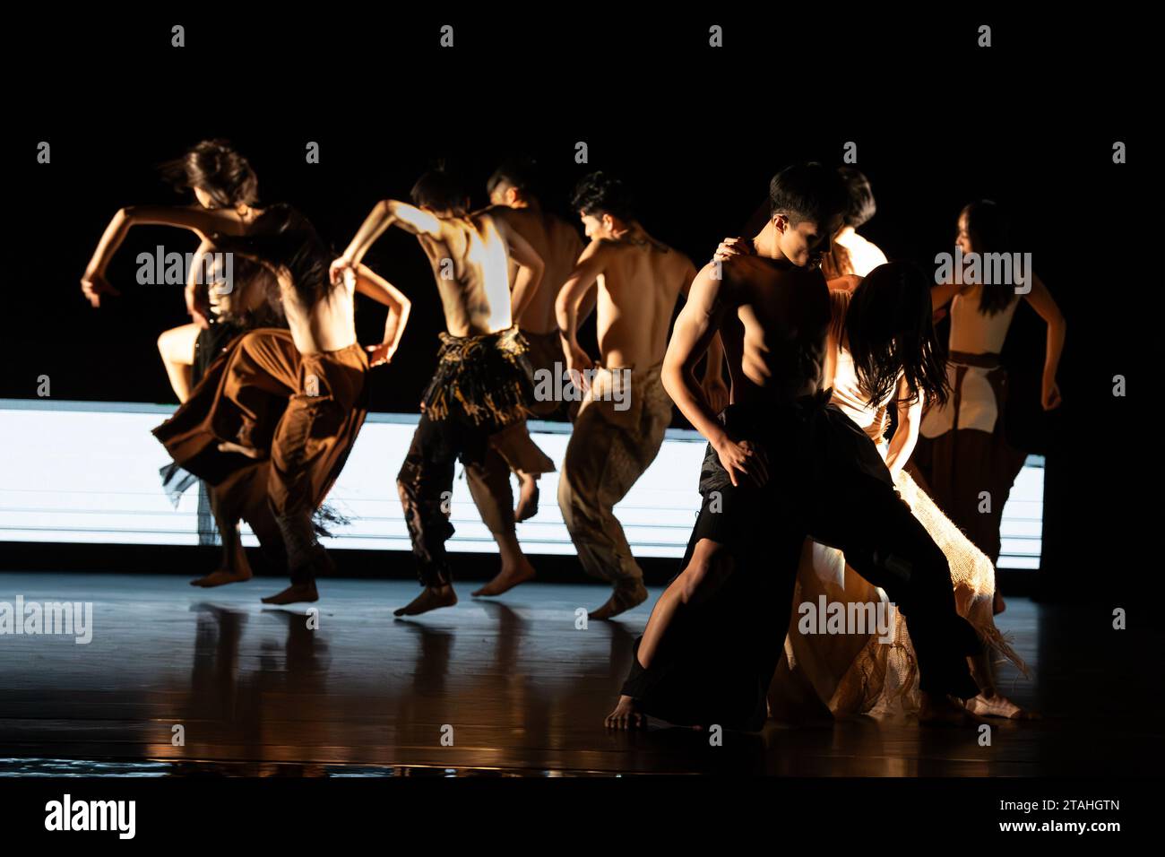 Il Cloud Gate Dance Theatre di Taiwan in esecuzione di "Lunar Halo" al Sadler's Wells, coreografata da Cheng Tsung-lung in collaborazione con Sigur Rós, il 29 novembre 2023 © Chantal Guevara, tutti i diritti riservati Foto Stock