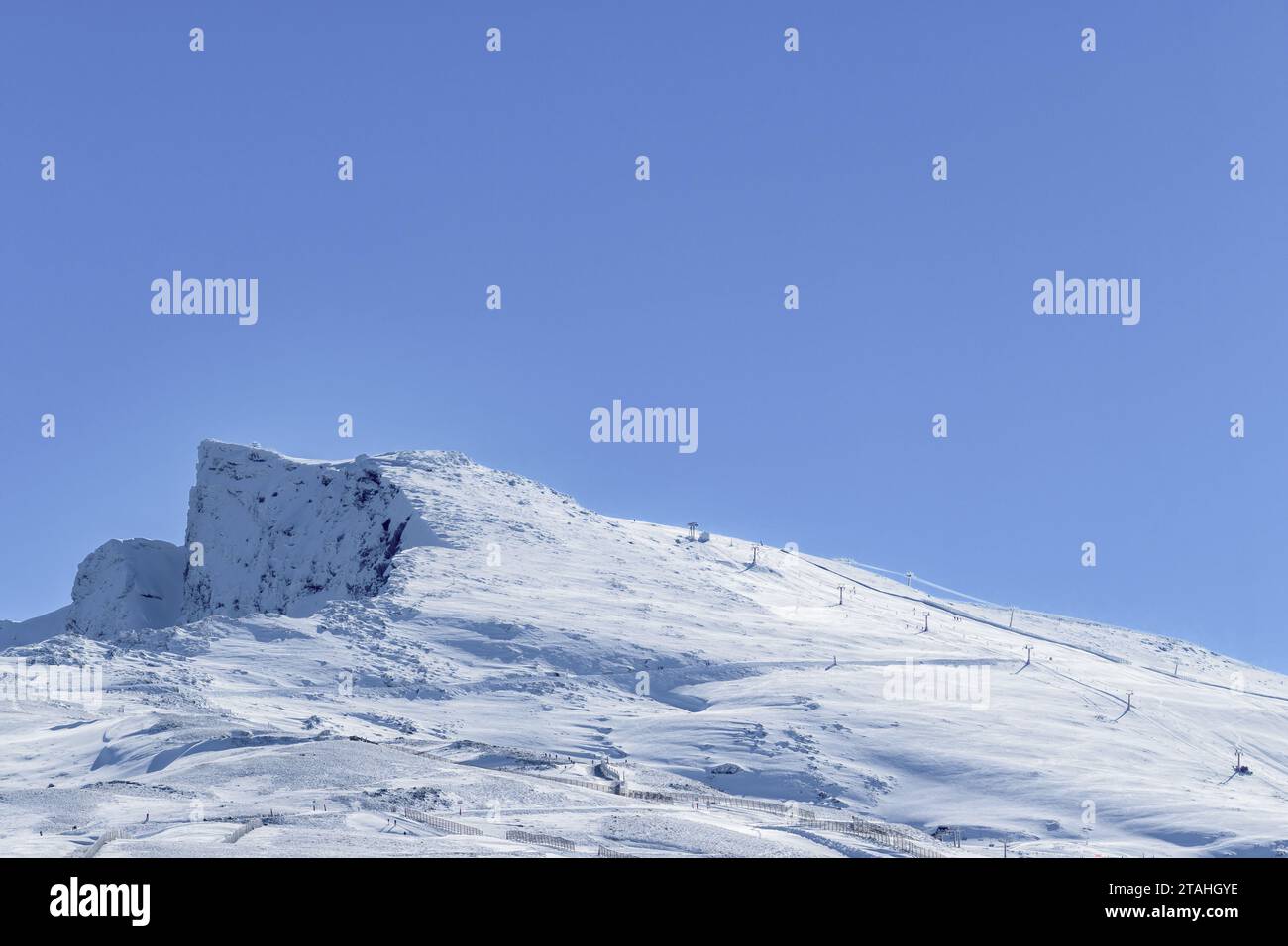 montagna innevata, alta vetta della veleta, nella catena montuosa betica Foto Stock