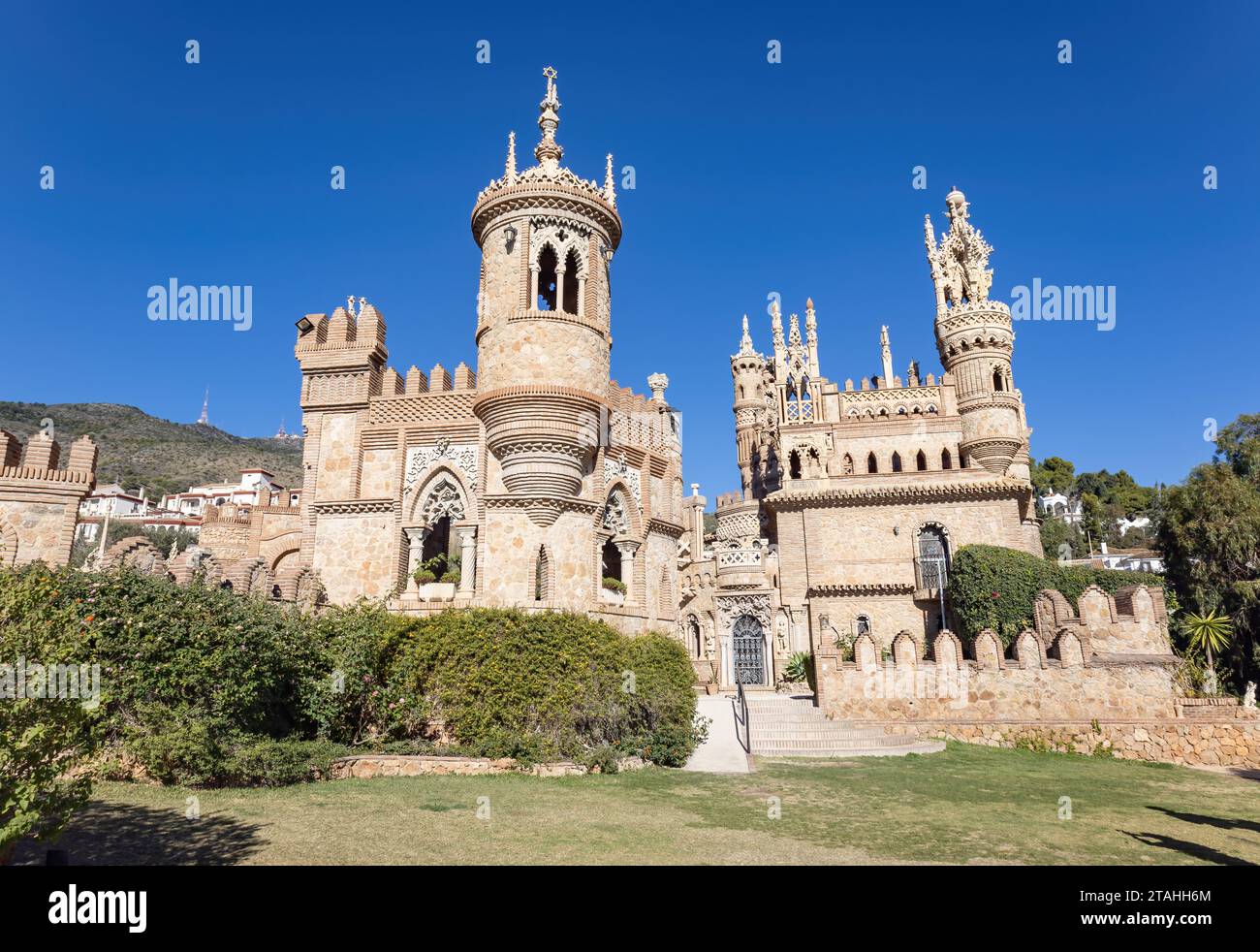 Facciata esterna del monumento Castillo de Colomares, a forma di castello, dedicato alla vita e alle avventure di Cristoforo Colombo a Benalmáden Foto Stock