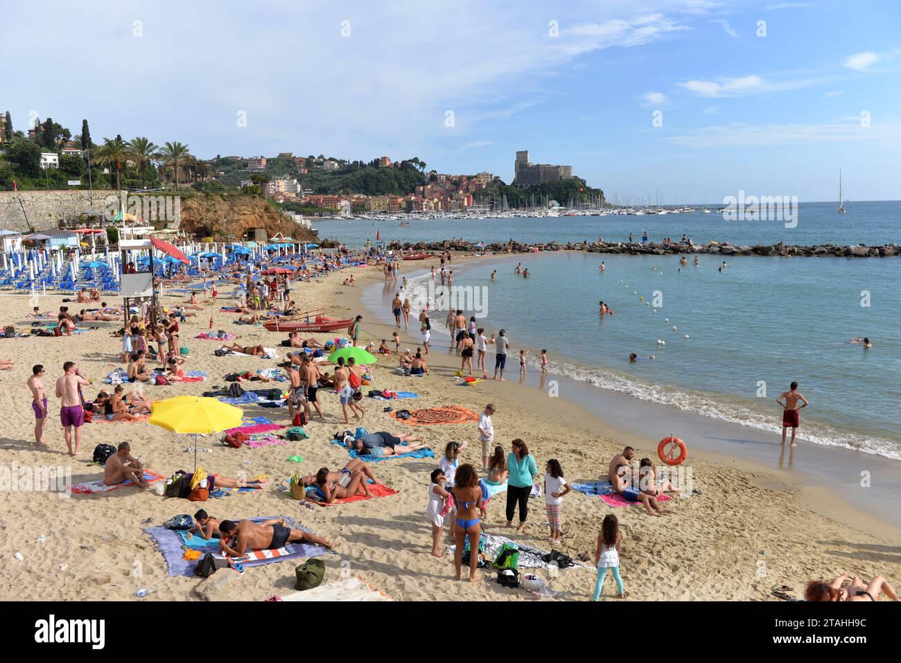LERICI, ITALIA - 13 GIUGNO 2016: Persone che si rilassano sulla spiaggia di Lerici, Liguria, Italia Foto Stock
