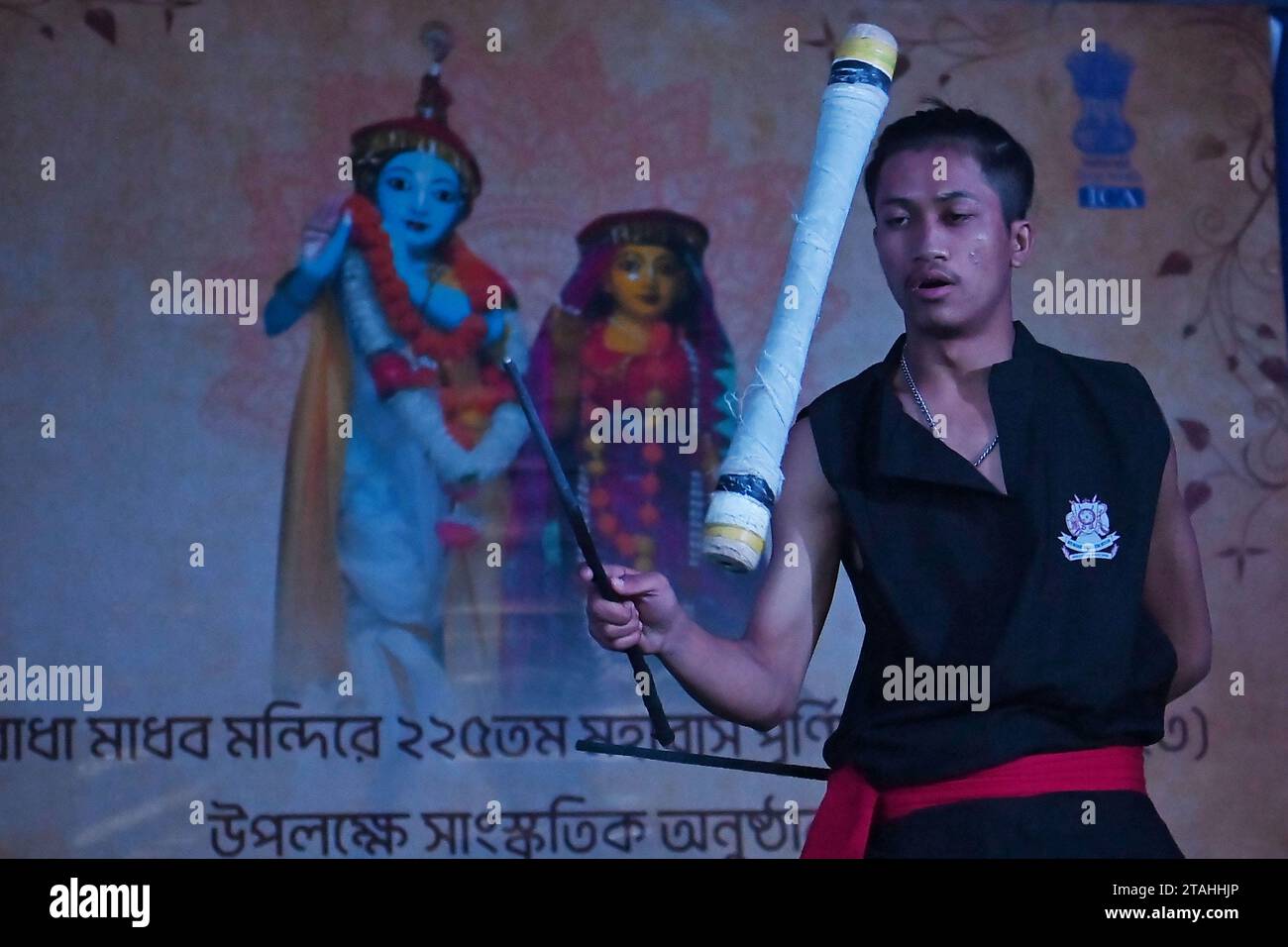 Studenti di arti marziali Manipuri che si esibiscono al programma di apertura del 225° Raas Festival a Radha madhab Mandir ad Agartala. Tripura, India. Foto Stock