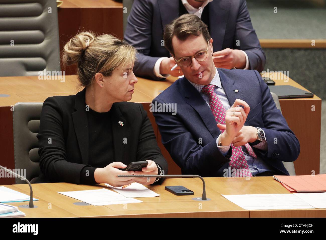 Duesseldorf, Germania. 1 dicembre 2023. Hendrik Wüst (CDU), ministro-presidente della Renania settentrionale-Vestfalia, e Mona Neubaur, ministro degli affari economici della Renania settentrionale-Vestfalia, si parlano tra loro durante il dibattito sugli affari attuali al parlamento statale. Uno dei temi è "l'accusa di manipolazione e influenza politica arriva fino alla cancelleria di Stato?”. Credito: David Young/dpa/Alamy Live News Foto Stock