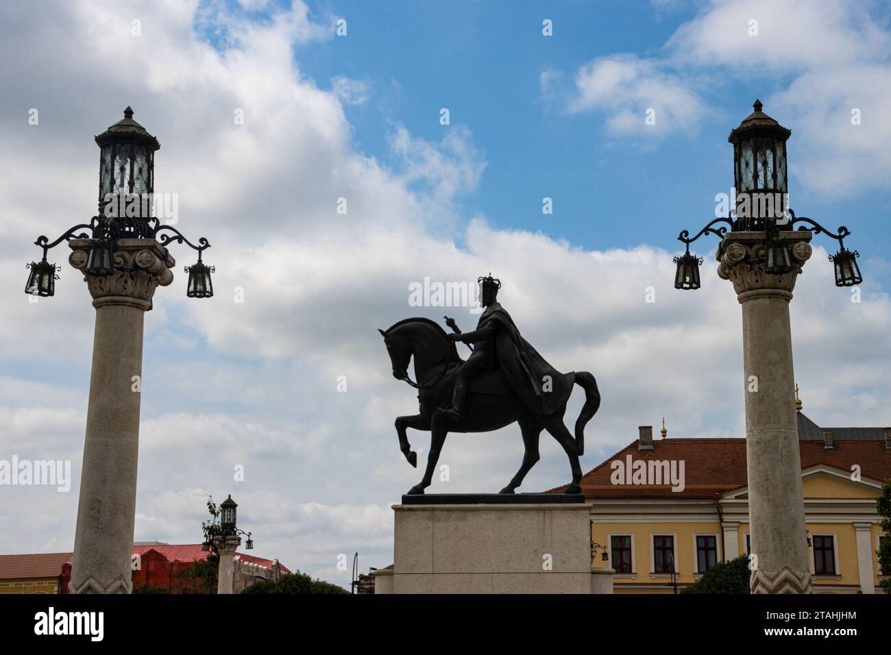La statua di re Ferdinando sotto un cielo nuvoloso a Oradea, contea di Bihor, Romania Foto Stock