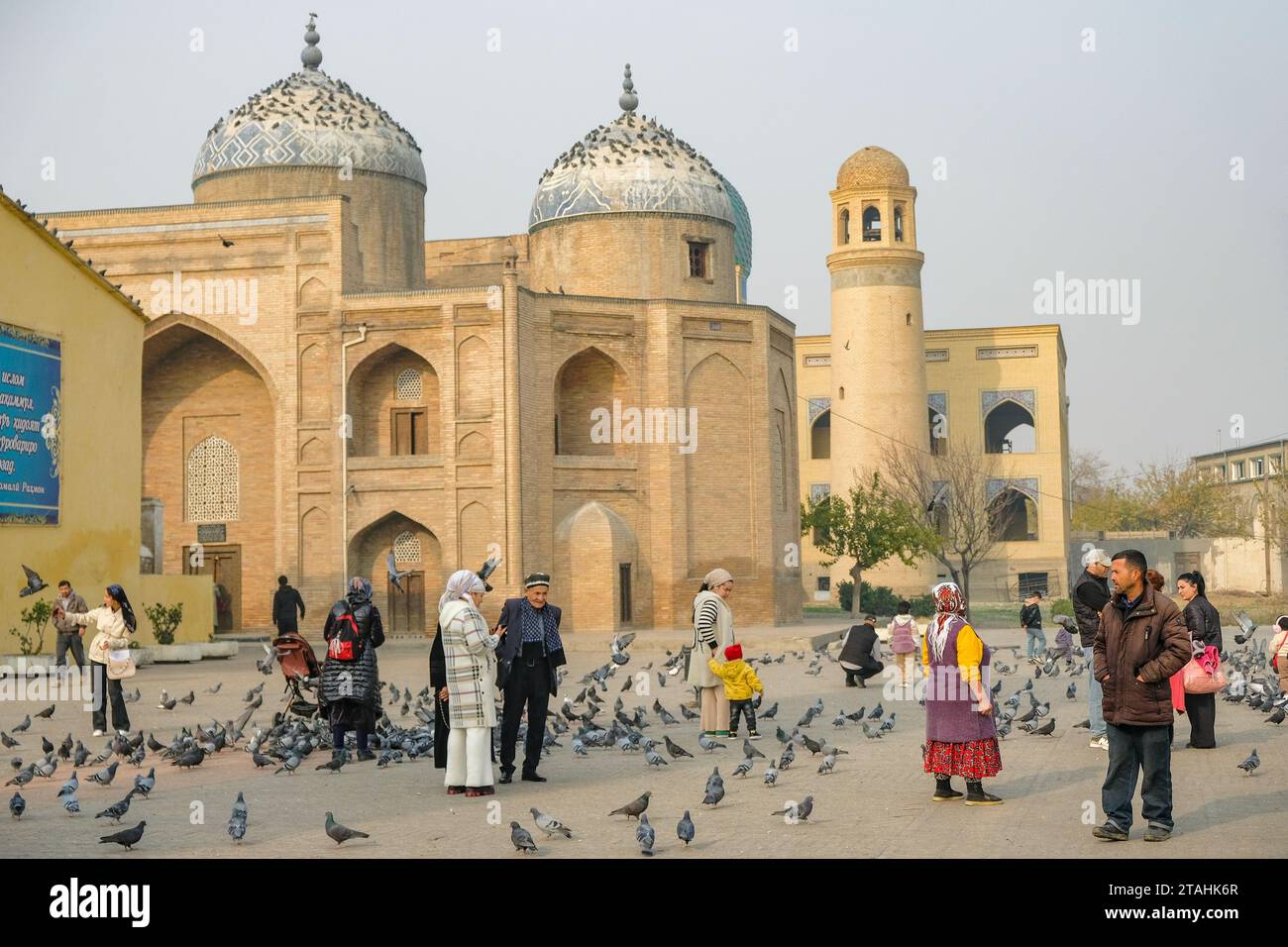 Khujand, Tagikistan - 29 novembre 2023: Gente che cammina accanto al Mausoleo dello sceicco Nashhiddin a Khujand, Tagikistan. Foto Stock