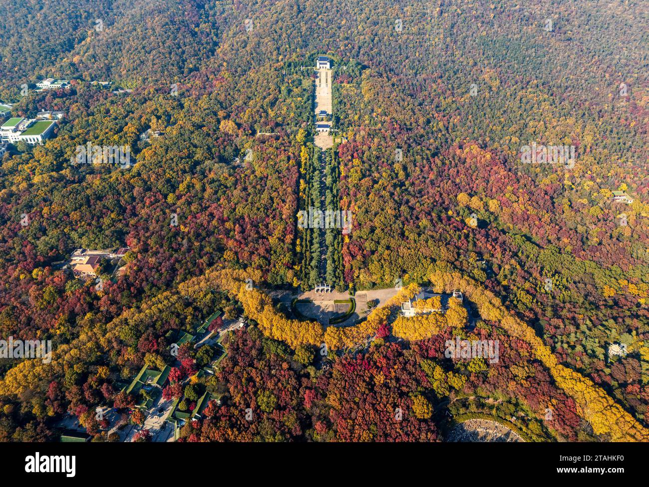 Nanning, Cina. 1 dicembre 2023. Una foto aerea mostra la colorata area panoramica del Mausoleo del Dr. Sun Yat-sen a Nanchino, provincia di Jiangsu, Cina orientale, il 20 novembre 2023. (Foto di Costfoto/NurPhoto) credito: NurPhoto SRL/Alamy Live News Foto Stock