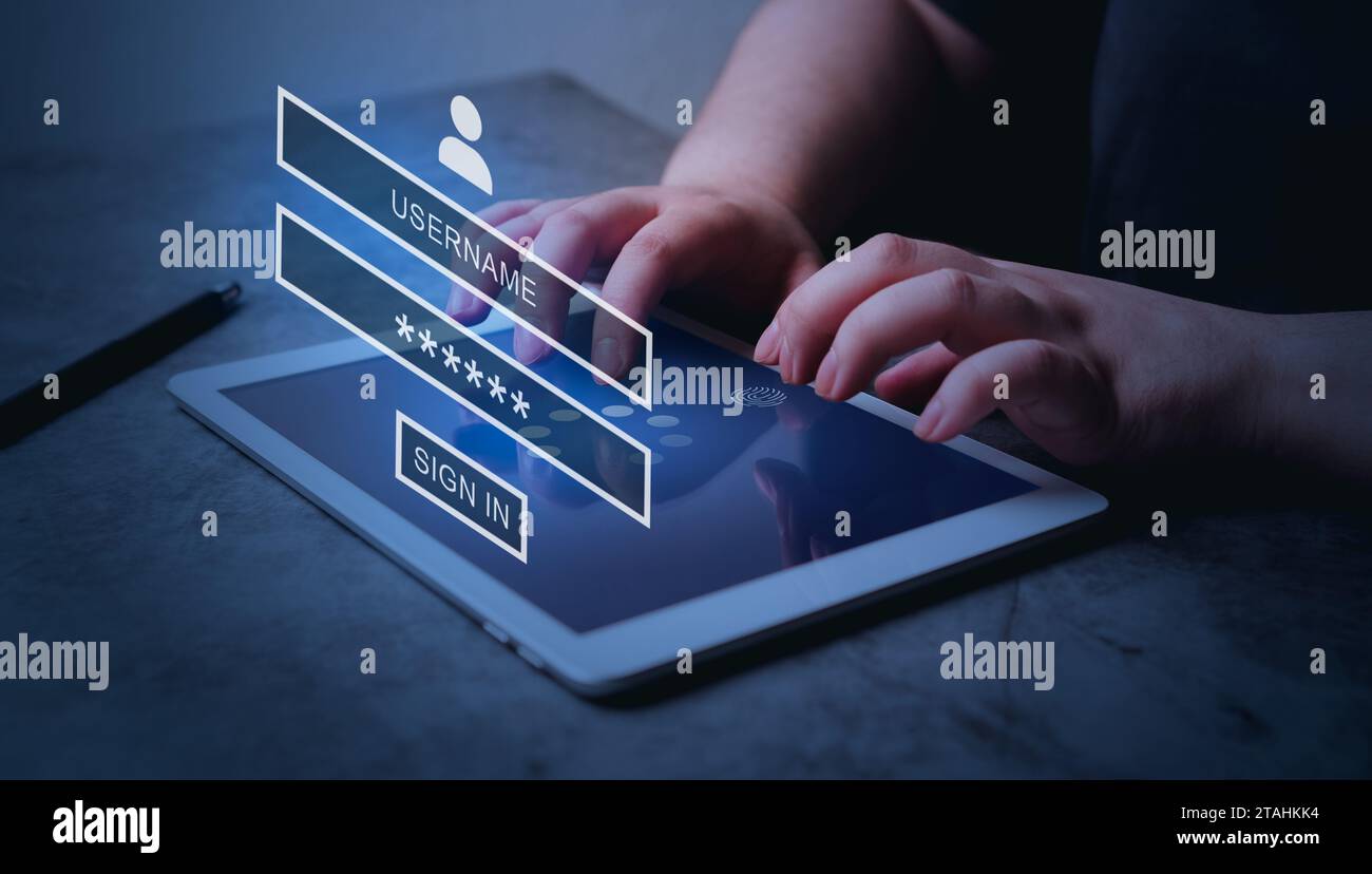 Donna utilizza un tablet digitale per accedere con un'interfaccia di autenticazione olografica. Concetto di sicurezza informatica. Protezione dei dati e accesso a Internet protetto. Foto Stock