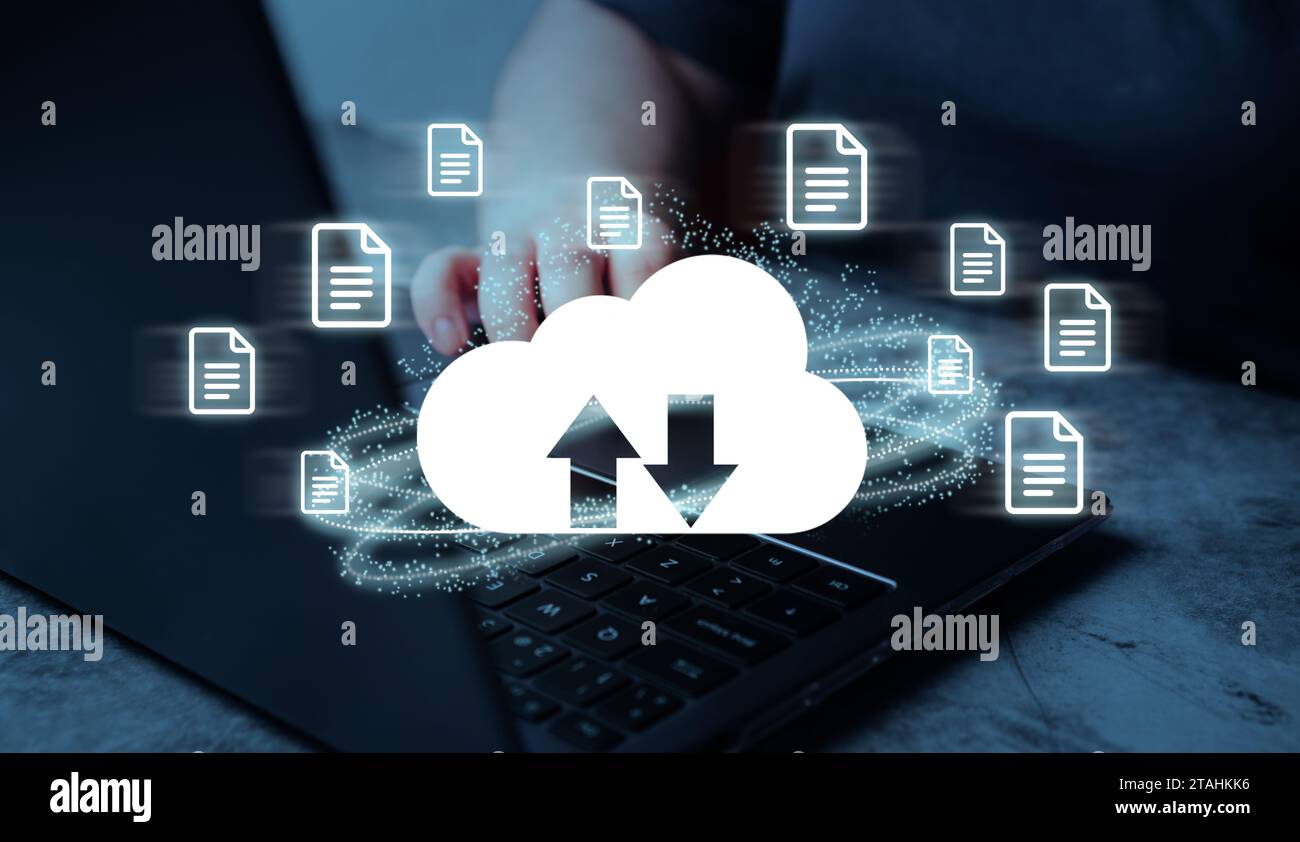 Donna che utilizza un notebook con interfaccia diagramma di cloud computing digitale. Informazioni sulla memorizzazione e il backup dei dati. Big data per la gestione della tecnologia cloud. Foto Stock