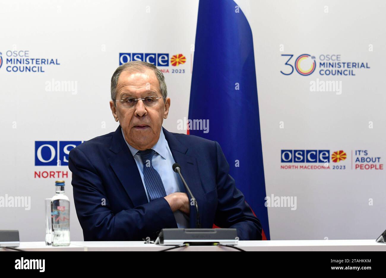 Sergey Lavrov ministro degli affari esteri della Federazione russa in conferenza stampa durante il consiglio ministeriale dell'OSCE 30 a Skopje, Macedonia del Nord, il 1° dicembre 2023. Credito: Imago/Alamy Live News Foto Stock