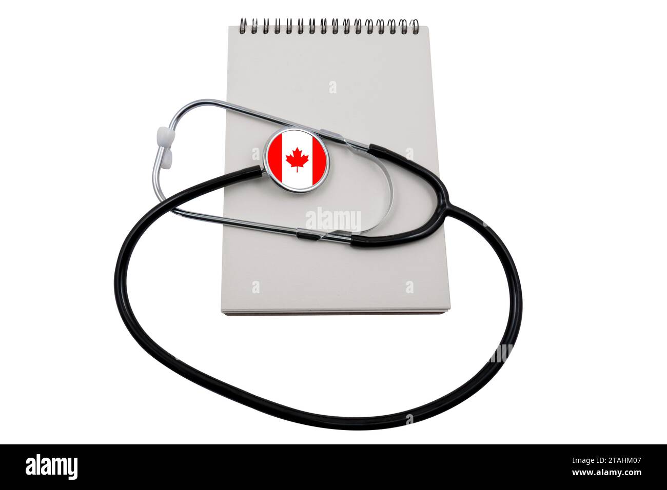 Stetoscopio con testa a forma di bandiera canadese e blocco note vuoto, isolato su sfondo bianco. Concetto di sistema sanitario canadese Foto Stock