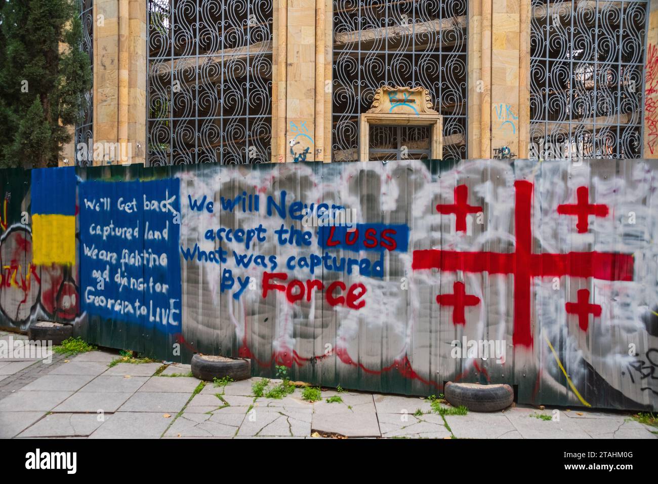 Graffiti/bandiere pro-ucraini per le strade di tbilisi , Georgia Foto Stock