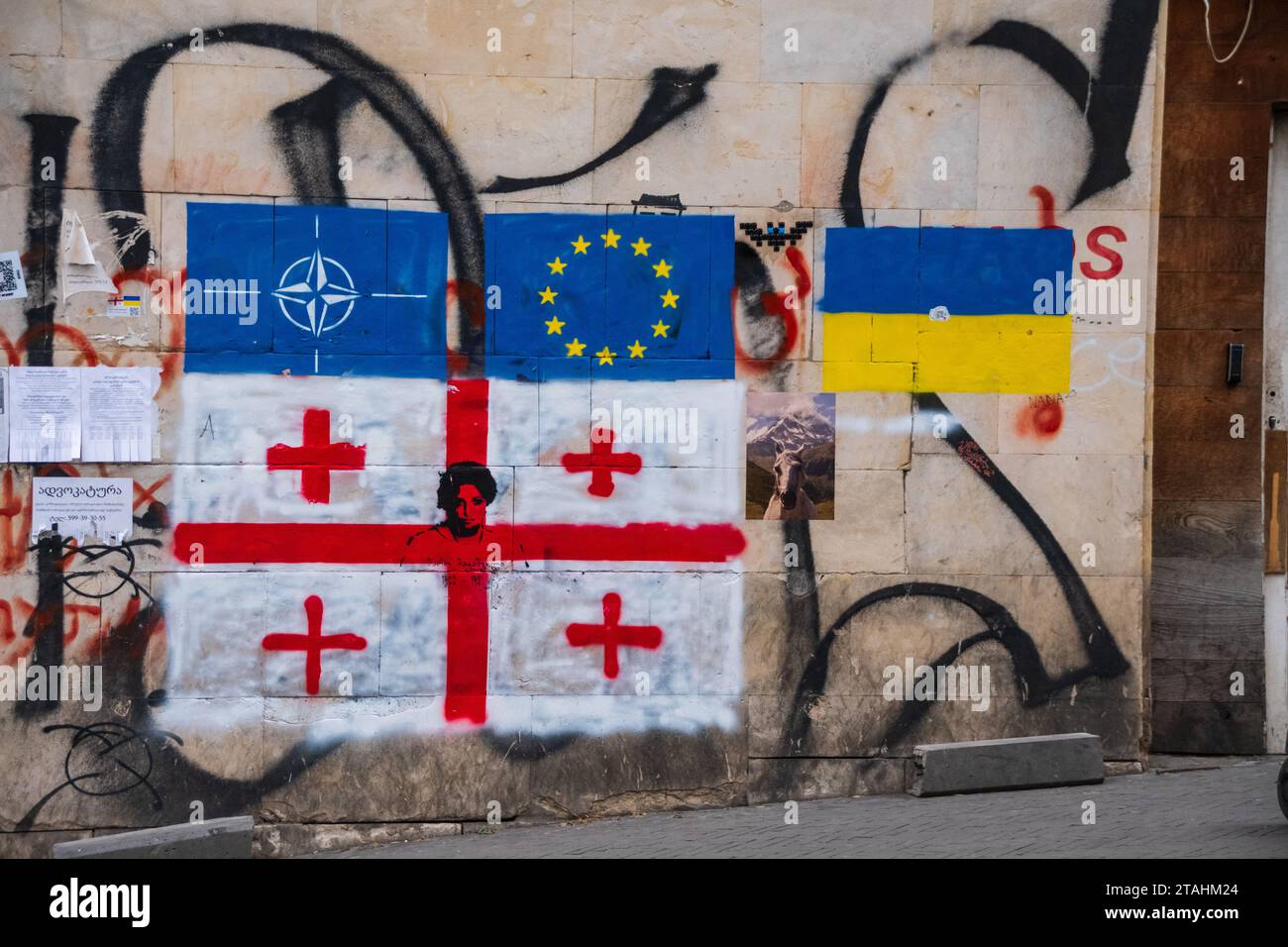 Graffiti/bandiere pro-ucraini per le strade di tbilisi , Georgia Foto Stock