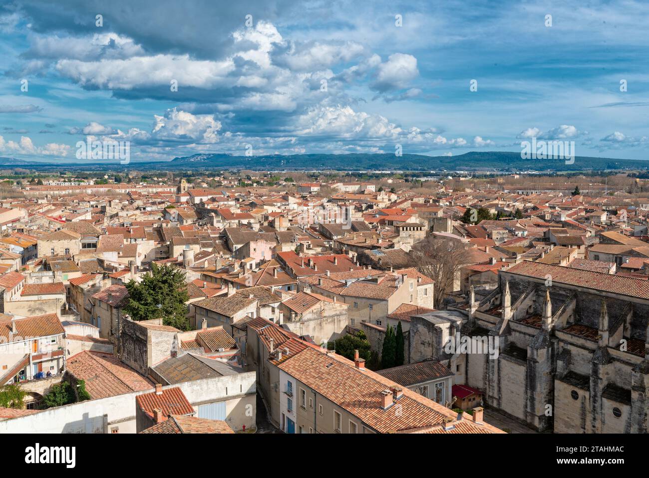 une vue des toits en tuile de la vieille ville de tarascon depuis le chateau / vista dei tetti di tegole della città vecchia di tarascon dal castello Foto Stock