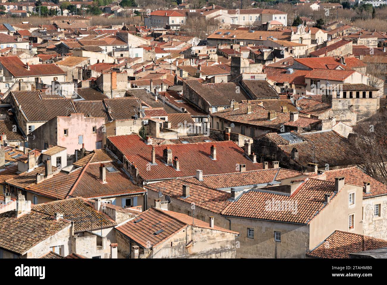 une vue des toits en tuile de la vieille ville de tarascon depuis le chateau / vista dei tetti di tegole della città vecchia di tarascon dal castello Foto Stock