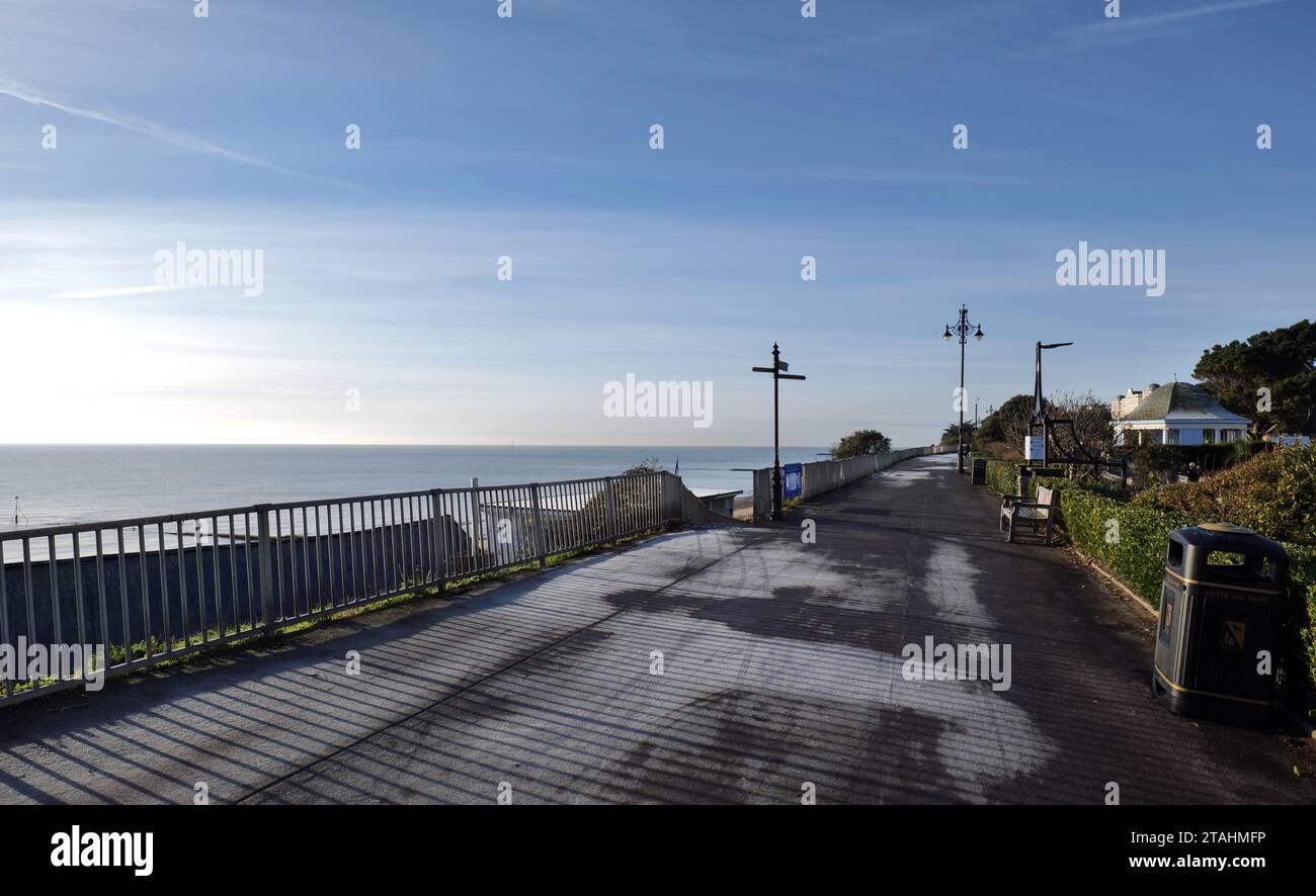Clacton-on-Sea, UK 11 29 2023 : Vista lungo la passeggiata a Clacton-on-Sea in una mattinata gelata. Il villaggio è più vuoto quando arrivano i giorni più freddi Foto Stock