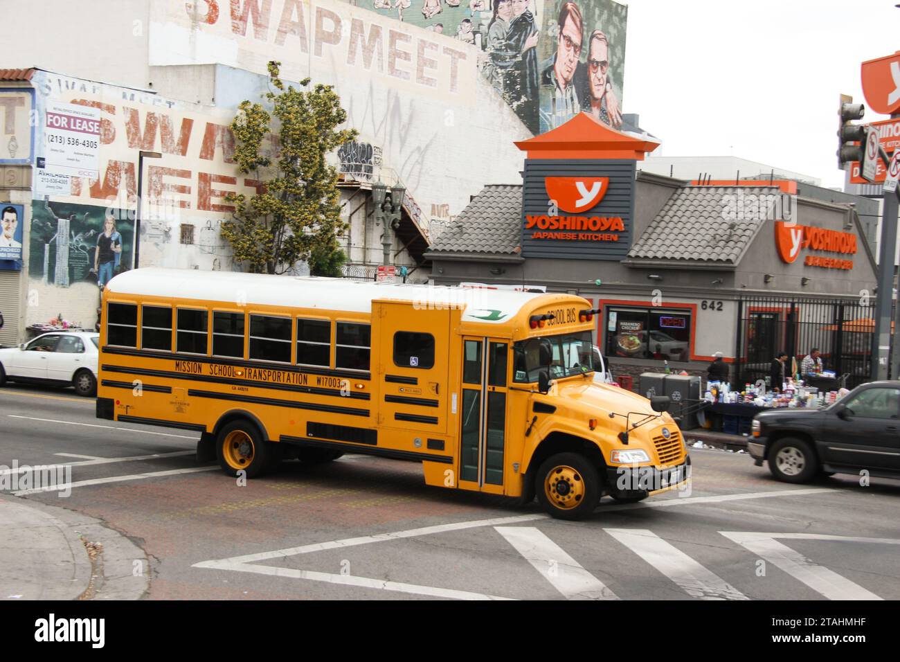 Uno scuolabus giallo brillante sulla strada di Los Angeles Foto Stock