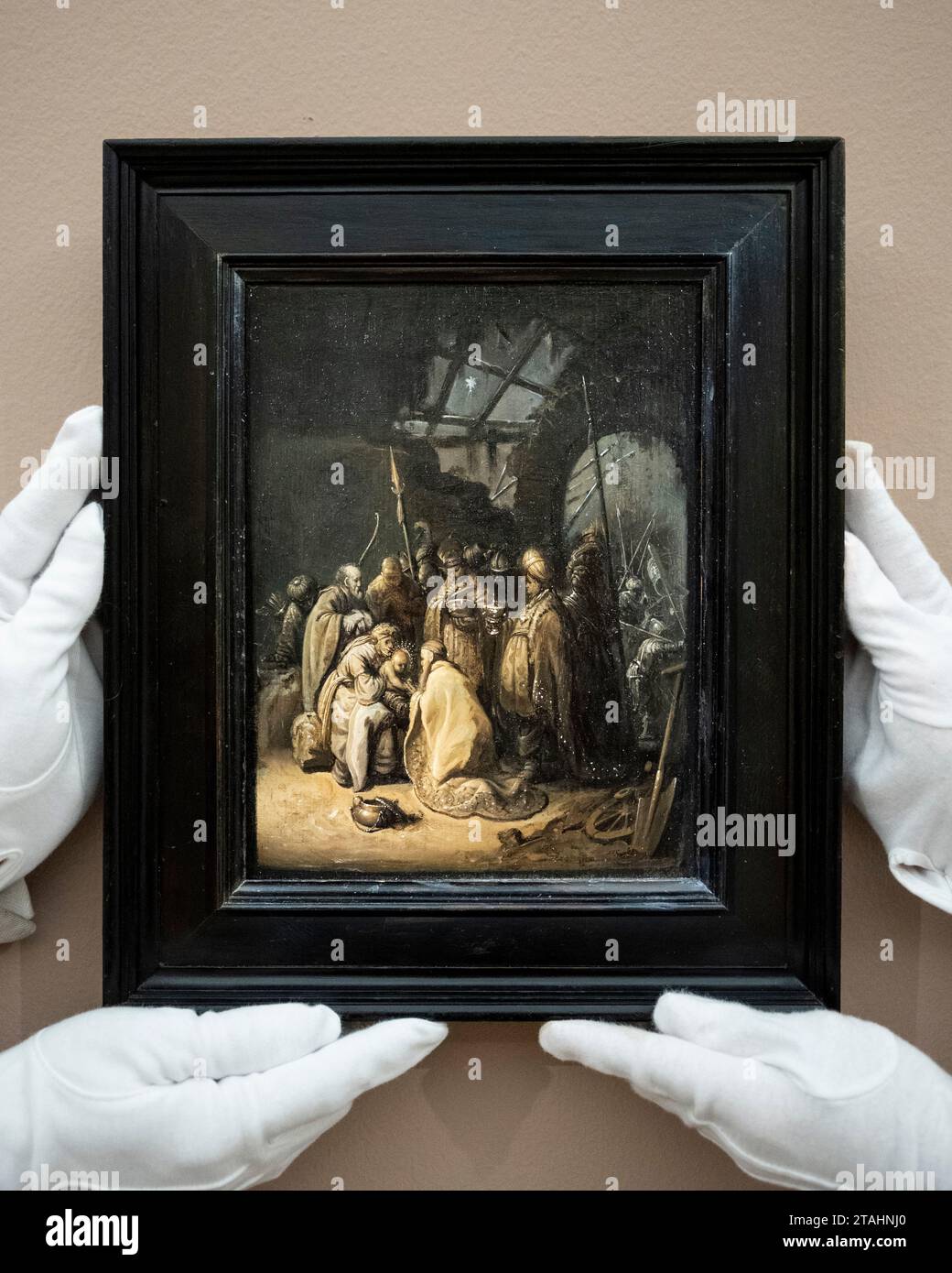 Londra, Regno Unito. Dicembre 2023. I tecnici presentano «The Adoration of the Kings», circa 1628, di Rembrandt Harmensz. Van Rijn (stima £ 10.000.000 - 15.000.000) in anteprima alle aste della settimana dei vecchi maestri di Sotheby. Le opere d'arte saranno messe in vendita nelle gallerie di Sotheby's New Bond Street il 6 dicembre. Crediti: Stephen Chung / Alamy Live News Foto Stock