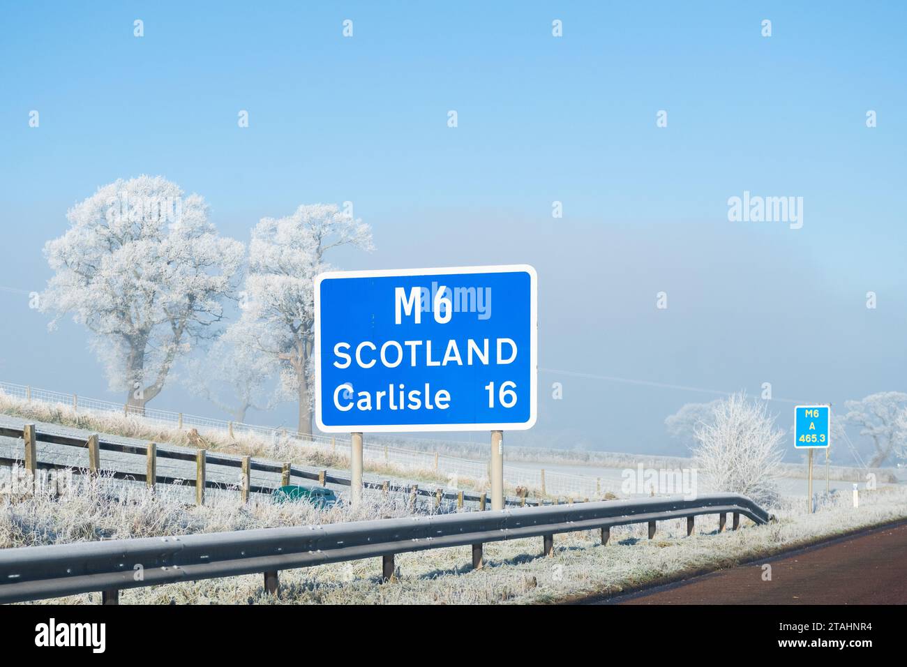 Autostrada M6, Inghilterra, Regno Unito. 1 dicembre 2023. Meteo del Regno Unito - alberi coperti di gelo sull'autostrada M6 credito: Kay Roxby/Alamy Live News Foto Stock