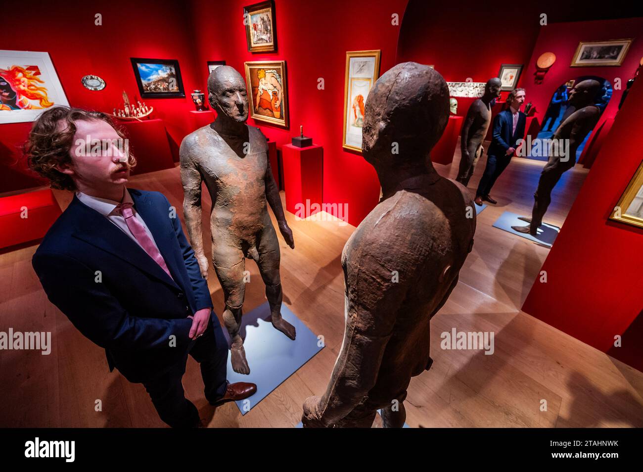 Londra, Regno Unito. 1 dicembre 2023. ANTONY GORMLEY, REFLECTION II, Estimate: £400,000-600,000 - Un'anteprima delle vendite della settimana classica al Christies di Londra, tra cui Una collezione Odyssey: Property from the Mougins Museum of Classical Art La serie, che spazia dall'antichità al XXI secolo, con sei aste dal vivo e una vendita online, si svolgerà dal 1° al 15 dicembre, con i punti salienti dell'asta in pubblico dal 1° dicembre. Crediti: Guy Bell/Alamy Live News Foto Stock