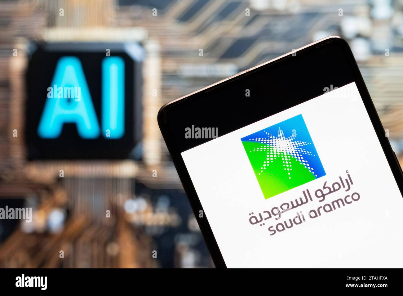 3 novembre 2023, Cina: In questa foto, la Saudi Arabian Oil Company, il logo saudita Aramco è visibile su uno smartphone con un chip di intelligenza artificiale (ai) e un simbolo sullo sfondo. (Immagine di credito: © Budrul Chukrut/SOPA Images via ZUMA Press Wire) SOLO USO EDITORIALE! Non per USO commerciale! Foto Stock