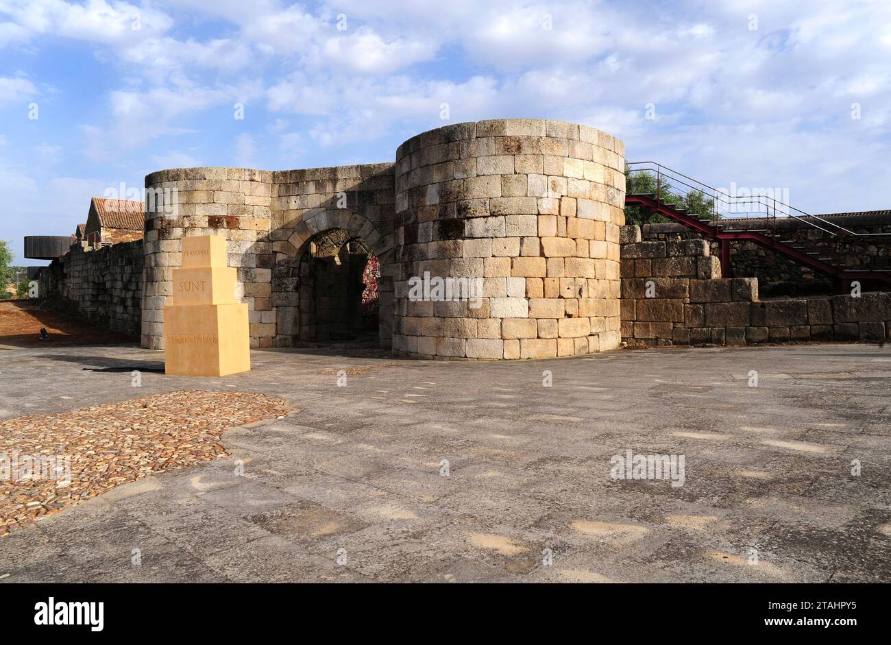 Idanha-a-Velha, ingresso al castello e mura. Comune di Monsanto e Idanha-a-Velha, Castelo Branco, Portogallo. Foto Stock