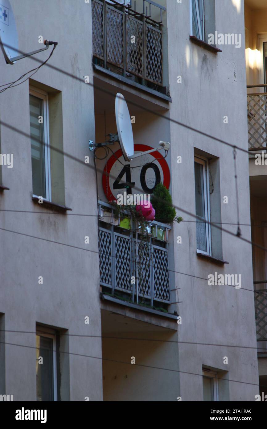 Un cartello bianco con il numero 40 stampato su di esso, montato sul balcone di un edificio a Breslavia, in Polonia Foto Stock
