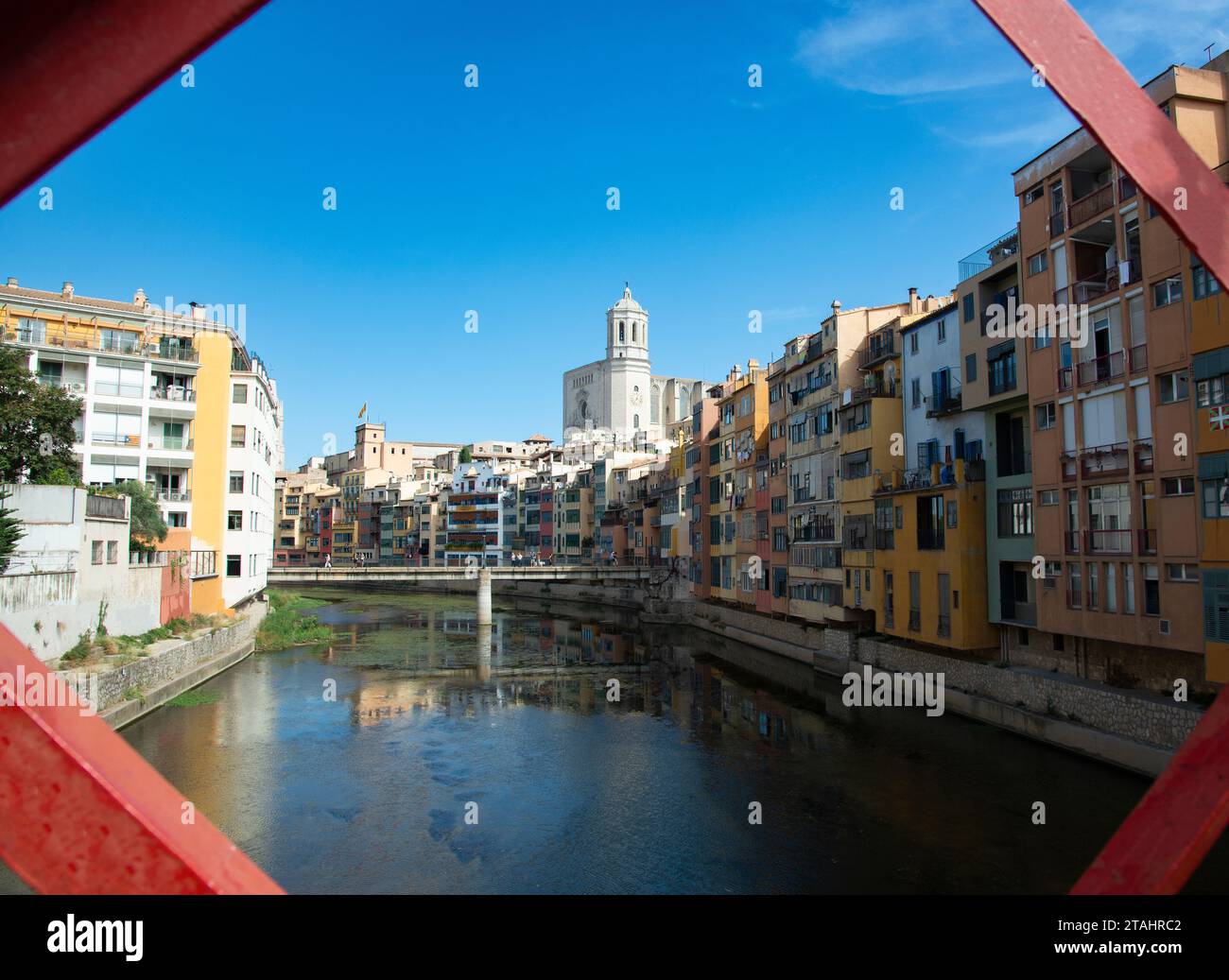 Vista pittoresca dal Ponte Eiffel che si affaccia sul fiume Onyar e sulla storica città vecchia di Girona, Catalogna, Spagna Foto Stock