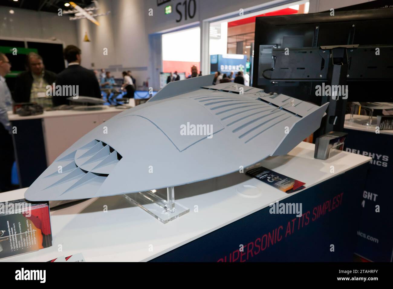 Futuristico velivolo concept-model ipersonico sulla Delphys Dynamics S.R.L. Stand, al DroneX 2023 Foto Stock