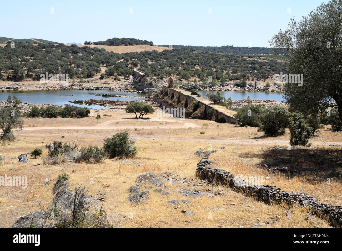 Ponte Ajuda sul fiume Guadiana visto dal Portogallo. Fu costruito nel 1510 e parzialmente distrutto nel 1709. Foto Stock