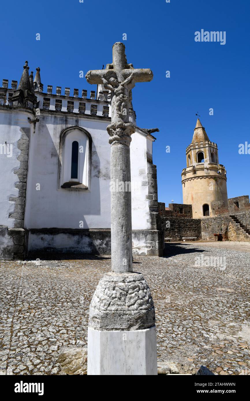 Viana do Alentejo, all'interno del castello con croce in pietra. Evora, Alentejo, Portogallo. Foto Stock