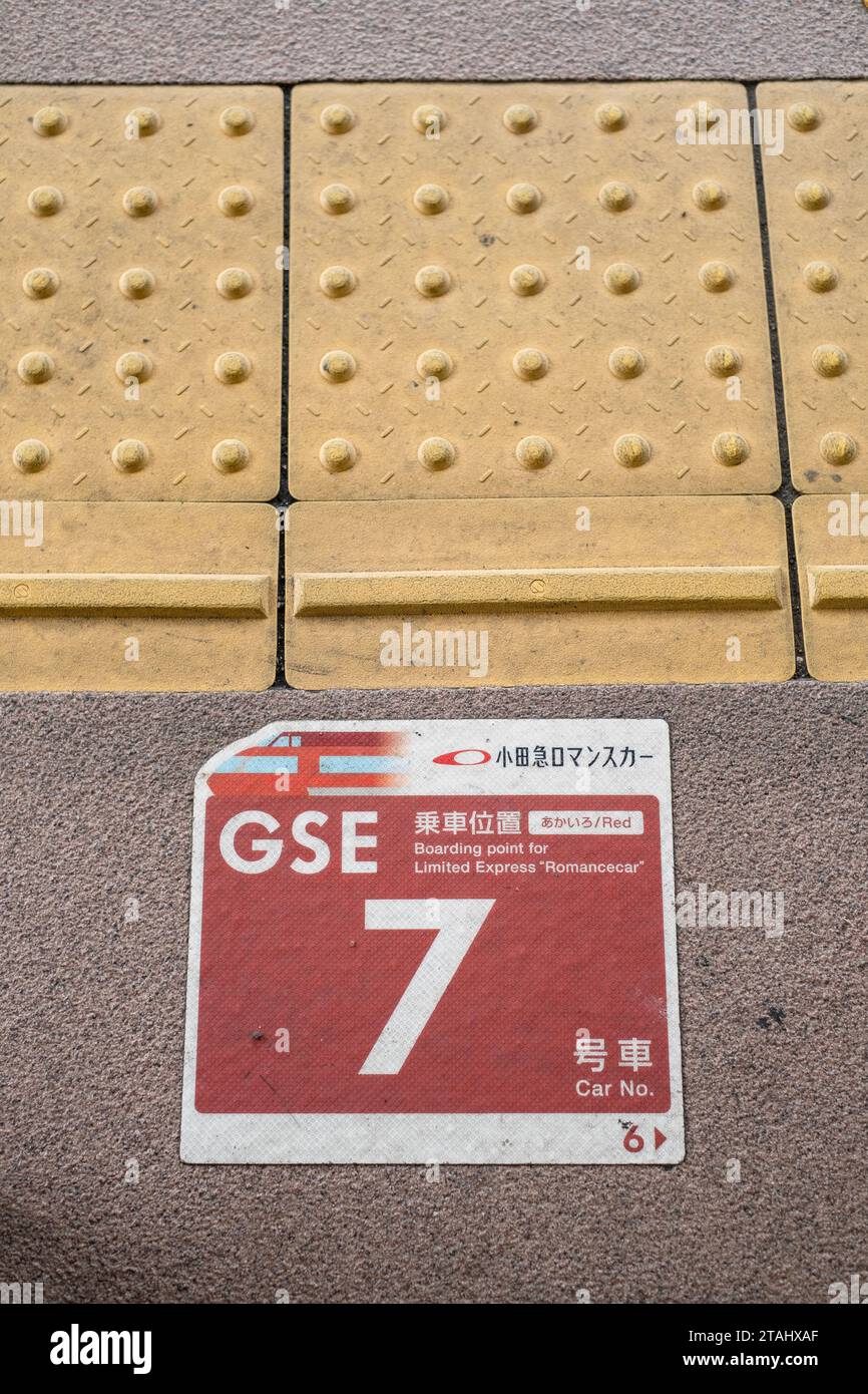 Punto d'imbarco per Limited Express Romancecar, Odakyu Railway, Hakone Yumoto, Giappone. Foto Stock