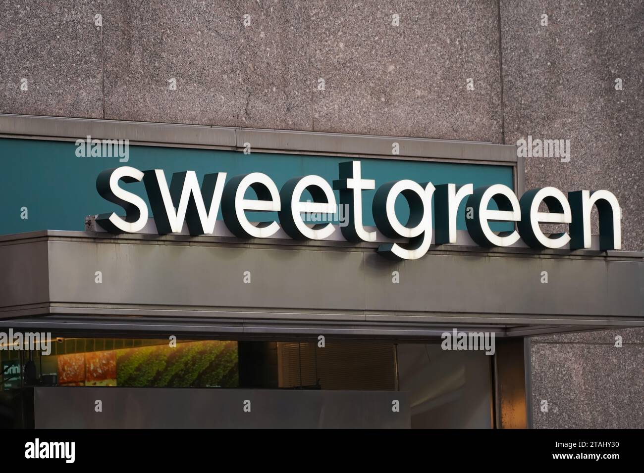 New York, NY - 23 novembre 2023: Catena di ristoranti di marca Sweetgreen che serve insalate e scelte dietetiche salutari Foto Stock