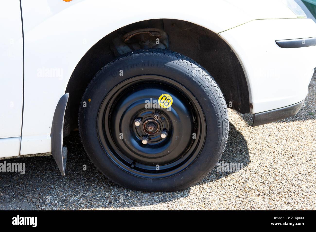 Ruota di scorta salvaspazio sulla ruota anteriore di una Ford Focus bianca, Regno Unito Foto Stock