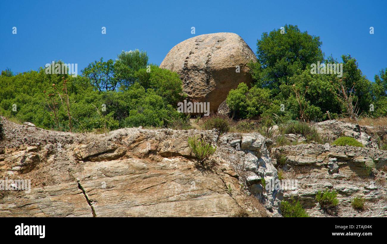 Formazioni rocciose di calce sulla costa dell'Egeo nella Turchia occidentale. Rocce vulcaniche di calce modellate dall'erosione. Formazioni rocciose a sandwich di forma naturale. Foto Stock