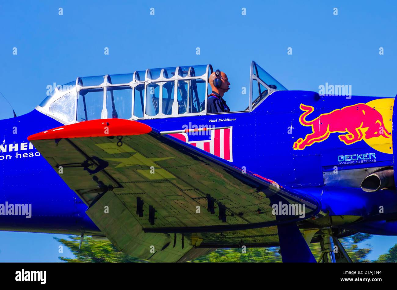 Toni Eichhorn del Team Eichhorn, dimostrazione aerobatica T-6 nordamericana al Fliegerfest sul Rossfeld a Metzingen-Glems, Metzingen, Germania. Foto Stock