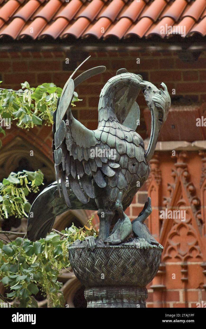 Scultura di uccelli sul tetto del pozzo d'acqua nella sezione del Castello superiore del Castello Teutonico medievale a Malbork, Pomorskie, Polonia Foto Stock