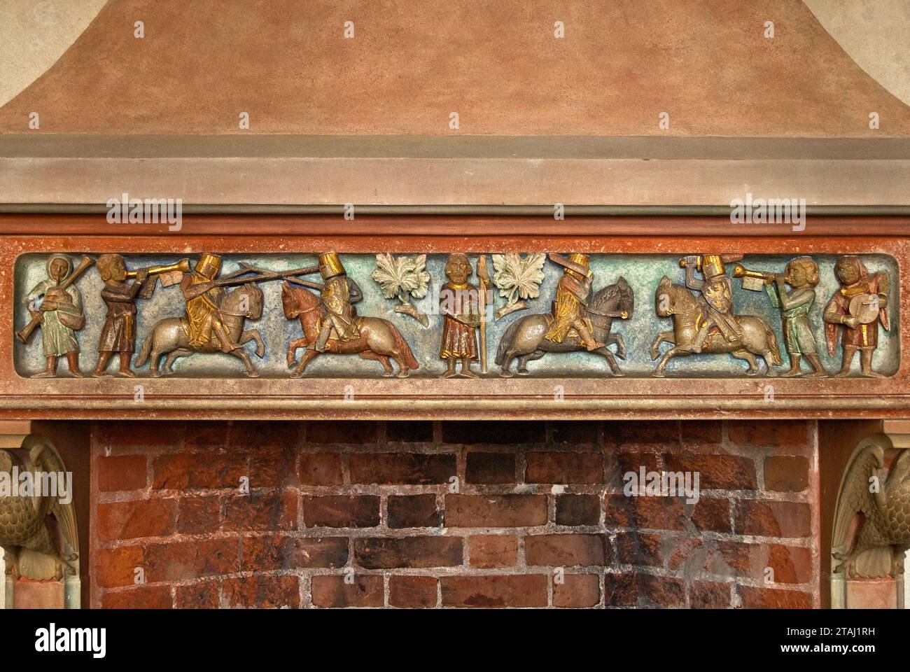 Bassorilievi al camino gotico nella sezione del Castello superiore del Castello Teutonico medievale a Malbork, Pomorskie, Polonia Foto Stock