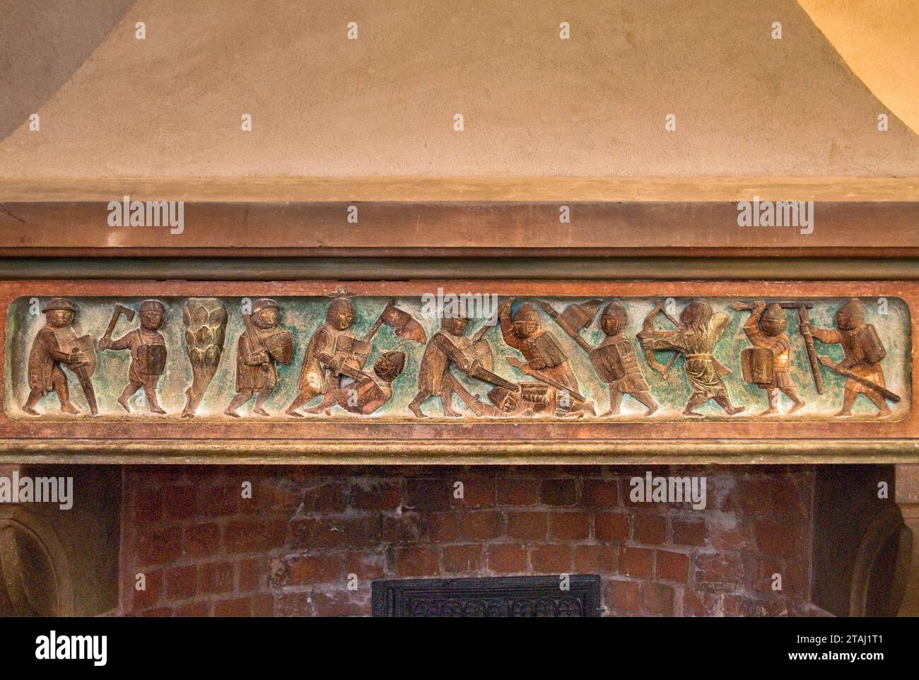 Bassorilievi al camino gotico nella sezione del Castello superiore del Castello Teutonico medievale a Malbork, Pomorskie, Polonia Foto Stock