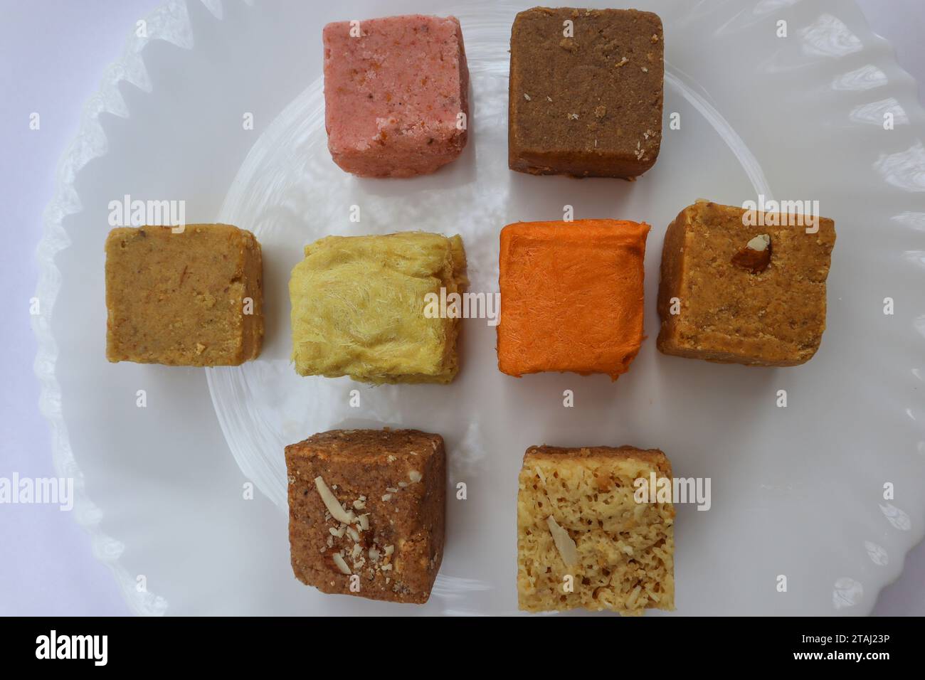 Dolci indiani assortiti per i festival. Papdi di Soan, papdi di sohan di rosa, burfi, mohantal, kopra pak Foto Stock