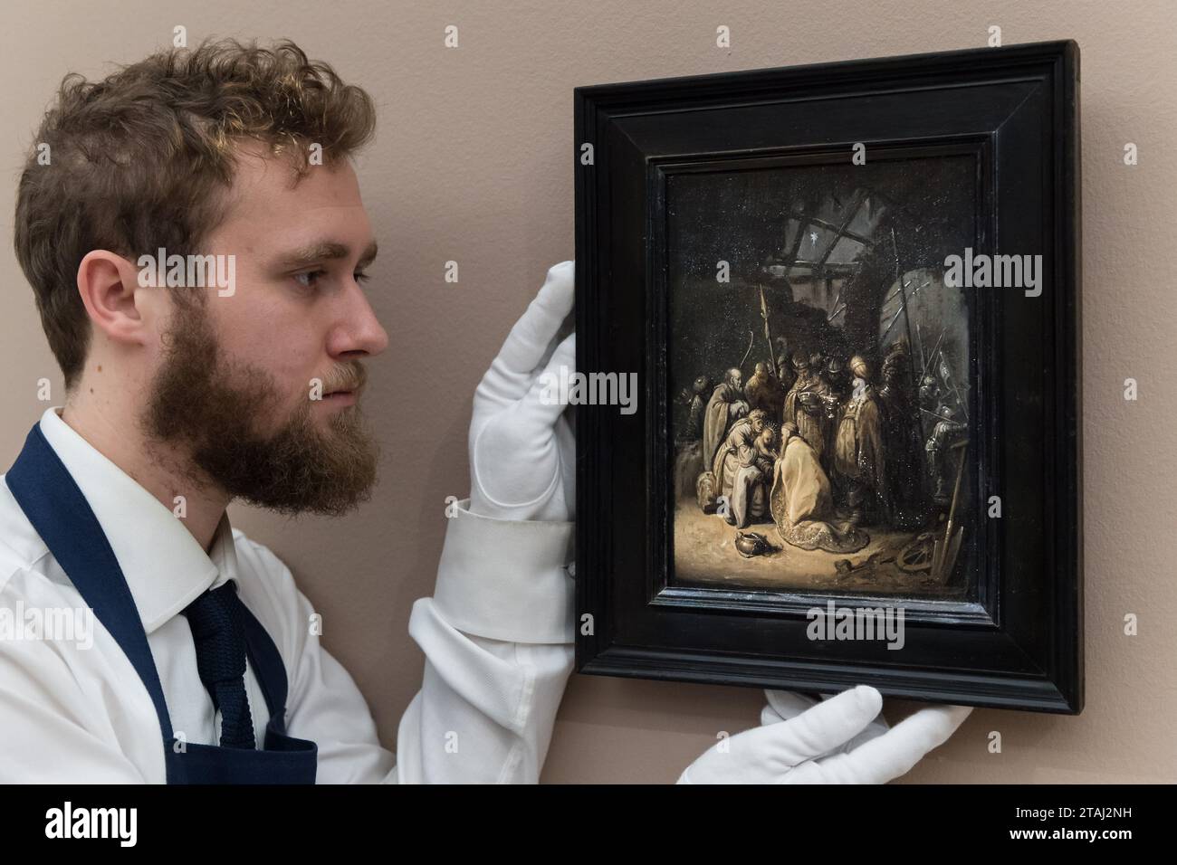 LONDRA, REGNO UNITO - 1 DICEMBRE 2023: Un tecnico tiene un dipinto riscoperto di Rembrandt Harmensz. Van Rijn "The Adoration of the Kings", stima £ 10.000.000-15.000.000 durante una photocall alla casa d'aste Sotheby's che mostra i punti salienti delle vendite della Old Masters Week a Londra, Regno Unito il 1 dicembre 2023. Gli sconti serali della settimana Masters di dicembre si estendono tra l'inizio del XV e l'inizio del XX secolo e comprendono una vasta gamma di opere straordinarie di quasi tutti i generi. (Foto di Wiktor Szymanowicz/NurPhoto) Foto Stock