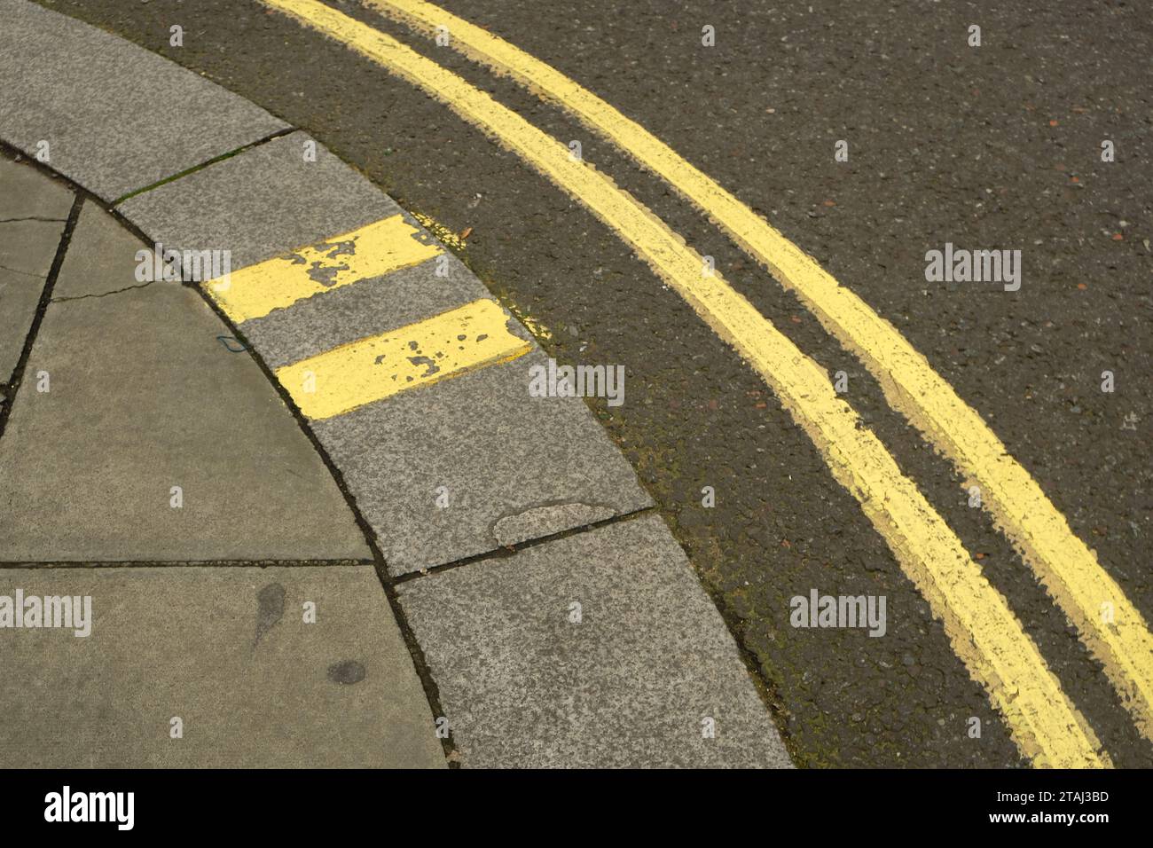 Doppia linea gialla sulla strada Foto Stock