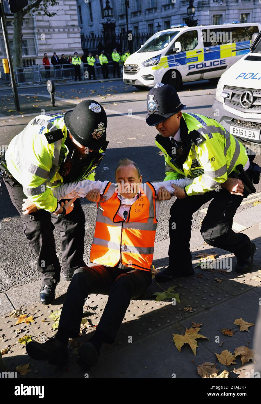 Inghilterra, Londra, Whitehall, Just Stop Oil march and Rally, manifestanti che abbiamo arrestato per aver fermato il traffico fuori Downing Street, 23 novembre 2023. Foto Stock