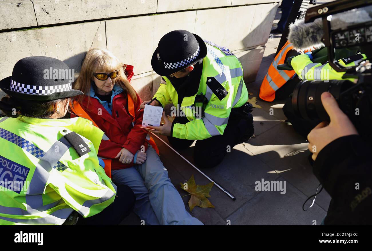 Inghilterra, Londra, Whitehall, Just Stop Oil march and Rally, manifestanti che abbiamo arrestato per aver fermato il traffico fuori Downing Street, 23 novembre 2023. Foto Stock