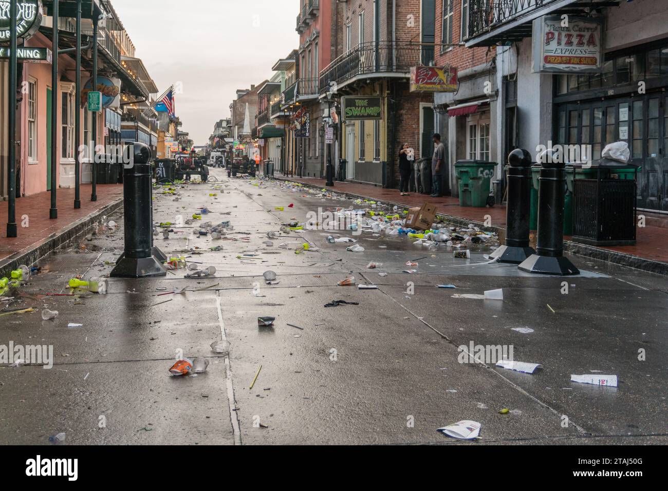 New Orleans, LOUISIANA, US-18 gennaio 2023: Litter from Mardi Gras party in Bourbon Street, nel famoso quartiere francese, dopo un fine settimana ricco di impegni. Foto Stock