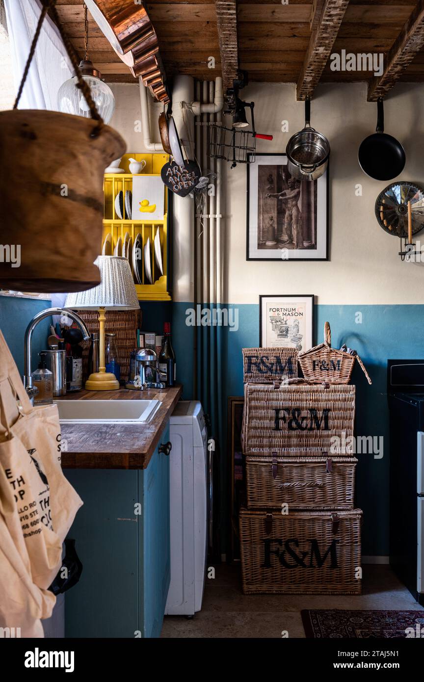 Cestini da picnic Fortnum & Mason in una cucina rustica. Georgian Barn Conversion, Tetbury, Gloucestershire, Regno Unito. Foto Stock