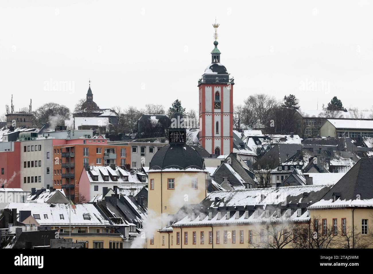 Winterlicher Blick auf die Universitaetsstadt Siegen Oberstadt mit ihrem Wahrzeichen dem Kroenchen, Nikolaikirche Mitte der Dicke Turm vorne Herbst im Siegerland AM 01.12.2023 a Siegen/Deutschland. *** Vista invernale della città universitaria di Siegen Oberstadt con il suo punto di riferimento il Kroenchen, Nikolaikirche centro il Dicke Turm in autunno a Siegerland il 01 12 2023 a Siegen Germania crediti: Imago/Alamy Live News Foto Stock