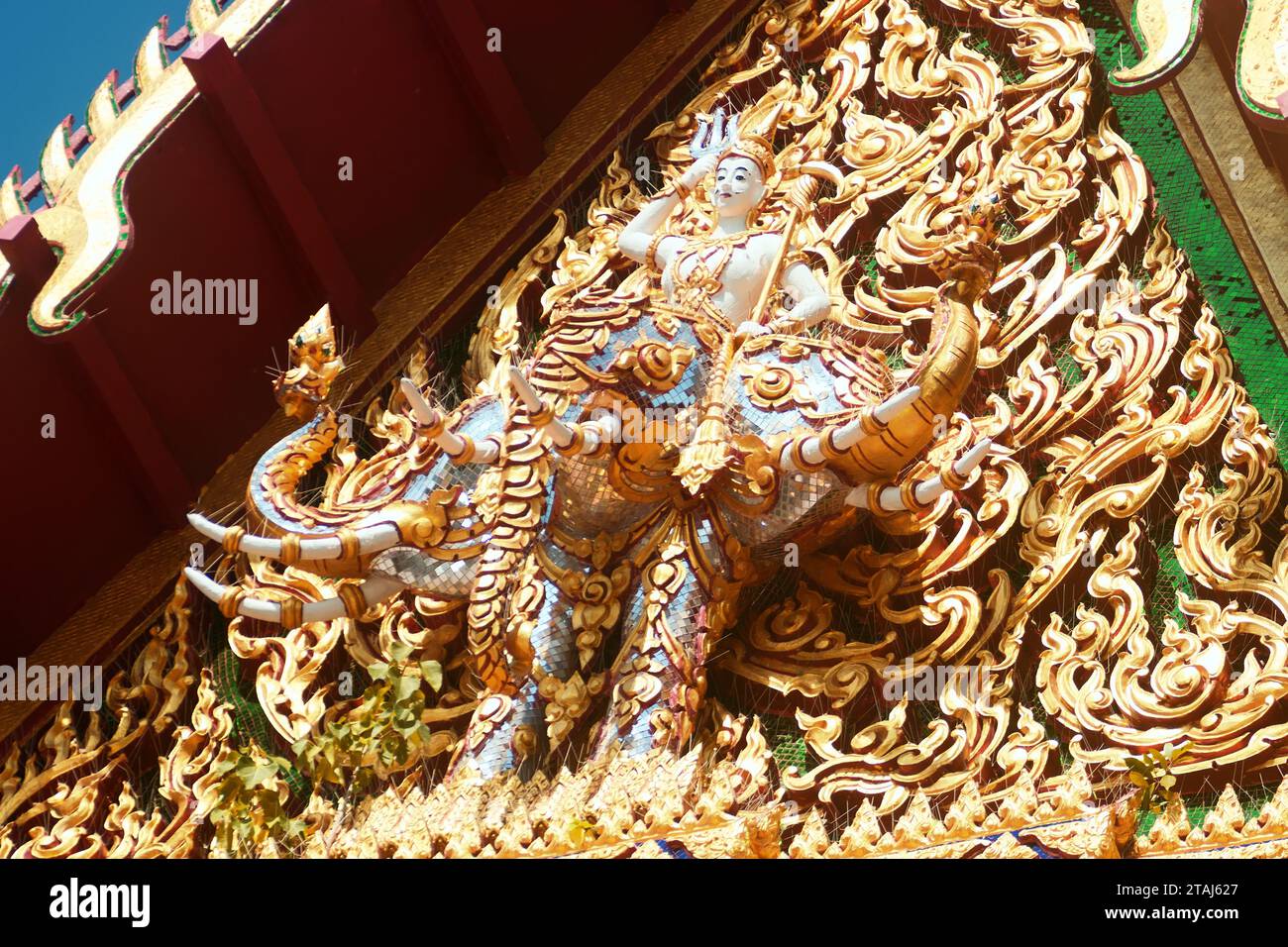 Santuari buddisti, santuario buddista, ornamenti luminosi e figuratività dei templi. Thailandia Foto Stock