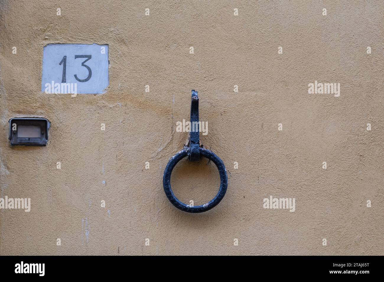 Anello di metallo blu appeso al muro dell'edificio 13 Foto Stock