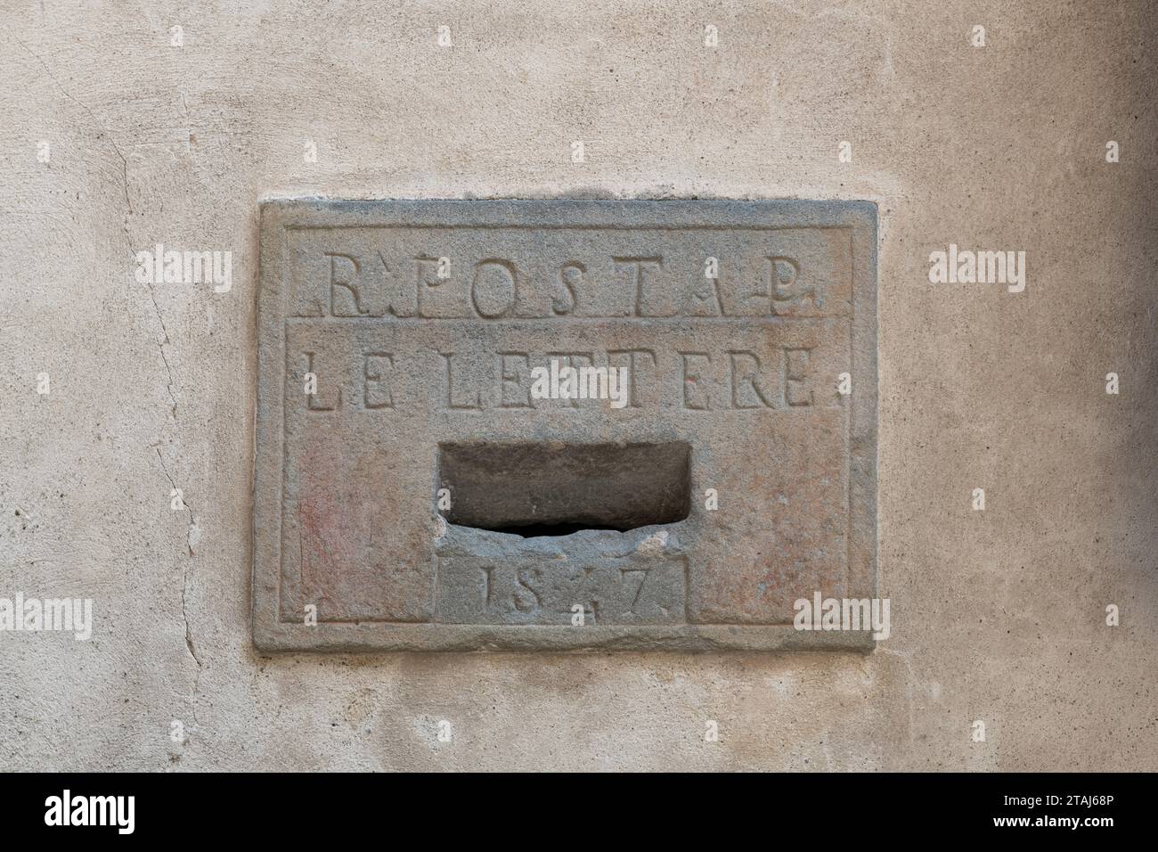 Un'antica cassetta postale in pietra che recita, in italiano, "Post Letters". Foto Stock