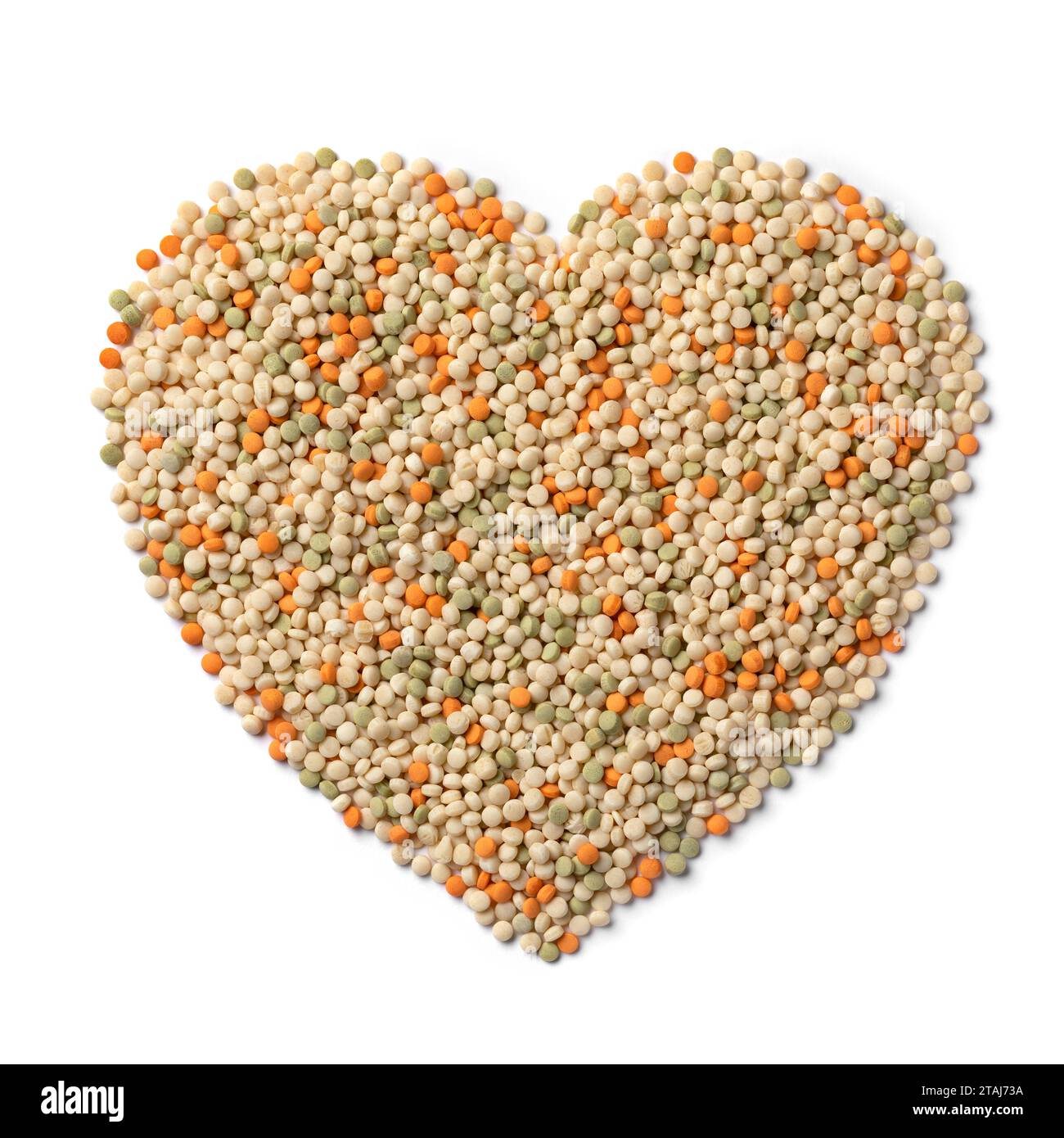 Couscous crudo di perle non cotte tricolore a forma di cuore isolato su sfondo bianco da vicino Foto Stock